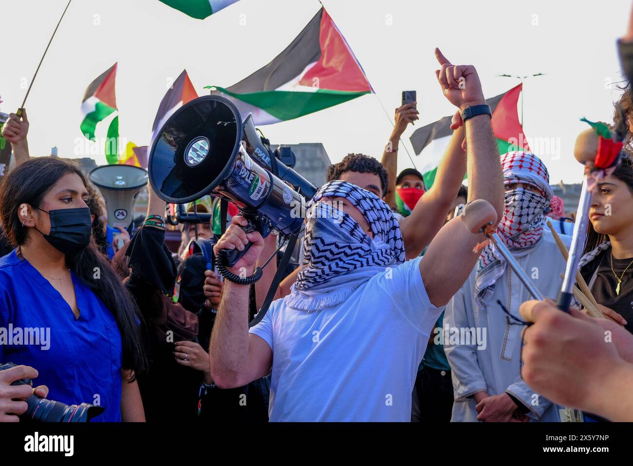 London, UK, 11. Mai 2024. Die Nachfrage nach Jugendlichen, die Gesundheitspersonal für Palästina und andere Unterstützer veranstalteten einen Notprotest in Solidarität mit den Gazastreibern und um das Bewusstsein für Bürger zu schärfen, die in Rafah gefangen sind, vor einer bevorstehenden israelischen Militäroperation. Die Gruppe marschierte mit einer Reihe von Bannern und blockierte kurzzeitig die Waterloo Bridge und löste Rauchfackeln aus. Quelle: Eleventh Photography/Alamy Live News Stockfoto