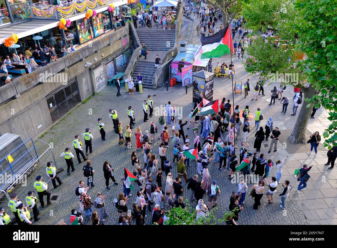 London, UK, 11. Mai 2024. Die Nachfrage nach Jugendlichen, die Gesundheitspersonal für Palästina und andere Unterstützer veranstalteten einen Notprotest in Solidarität mit den Gazastreibern und um das Bewusstsein für Bürger zu schärfen, die in Rafah gefangen sind, vor einer bevorstehenden israelischen Militäroperation. Die Gruppe marschierte mit einer Reihe von Bannern und blockierte kurzzeitig die Waterloo Bridge und löste Rauchfackeln aus. Quelle: Eleventh Photography/Alamy Live News Stockfoto