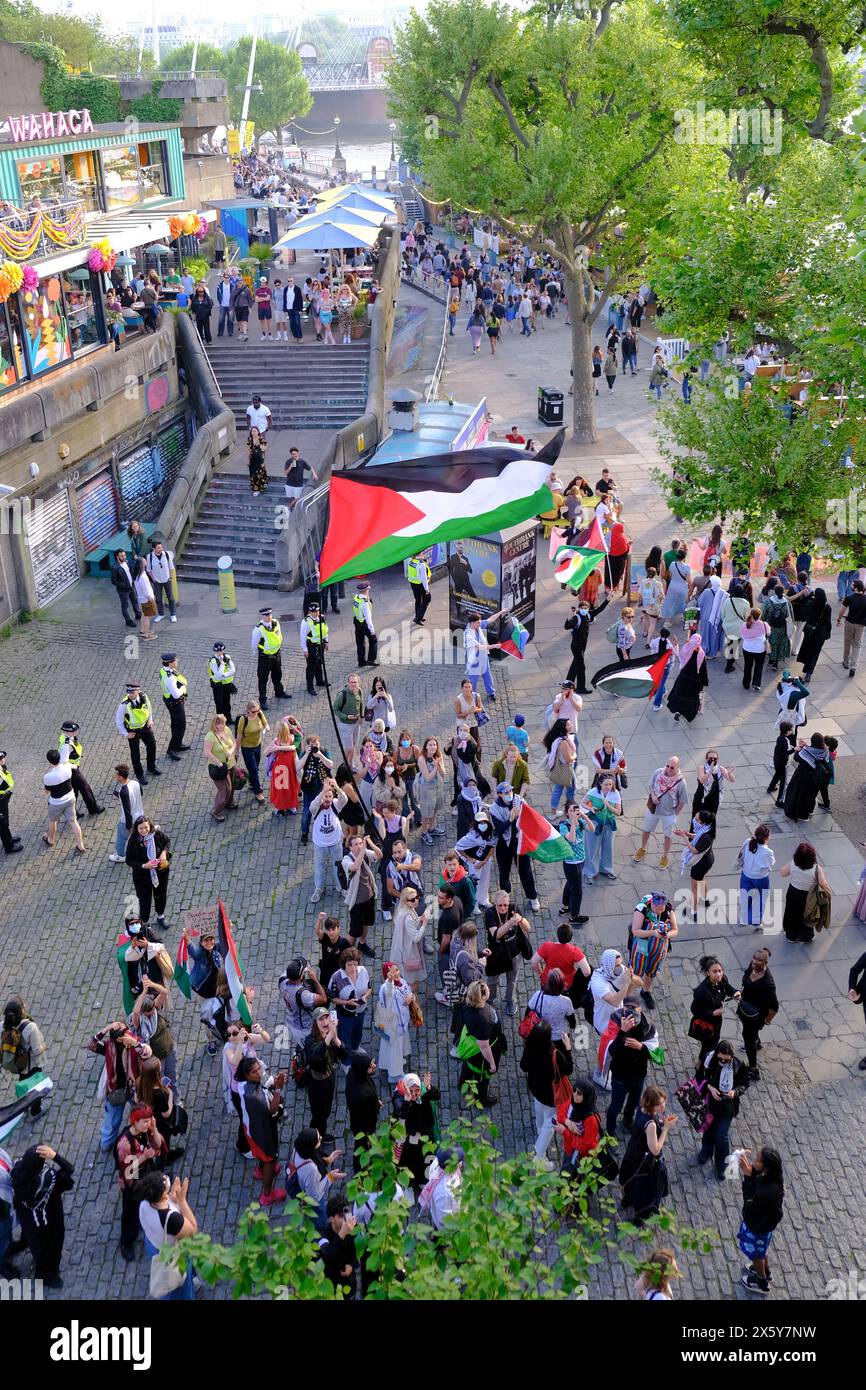 London, UK, 11. Mai 2024. Die Nachfrage nach Jugendlichen, die Gesundheitspersonal für Palästina und andere Unterstützer veranstalteten einen Notprotest in Solidarität mit den Gazastreibern und um das Bewusstsein für Bürger zu schärfen, die in Rafah gefangen sind, vor einer bevorstehenden israelischen Militäroperation. Die Gruppe marschierte mit einer Reihe von Bannern und blockierte kurzzeitig die Waterloo Bridge und löste Rauchfackeln aus. Quelle: Eleventh Photography/Alamy Live News Stockfoto