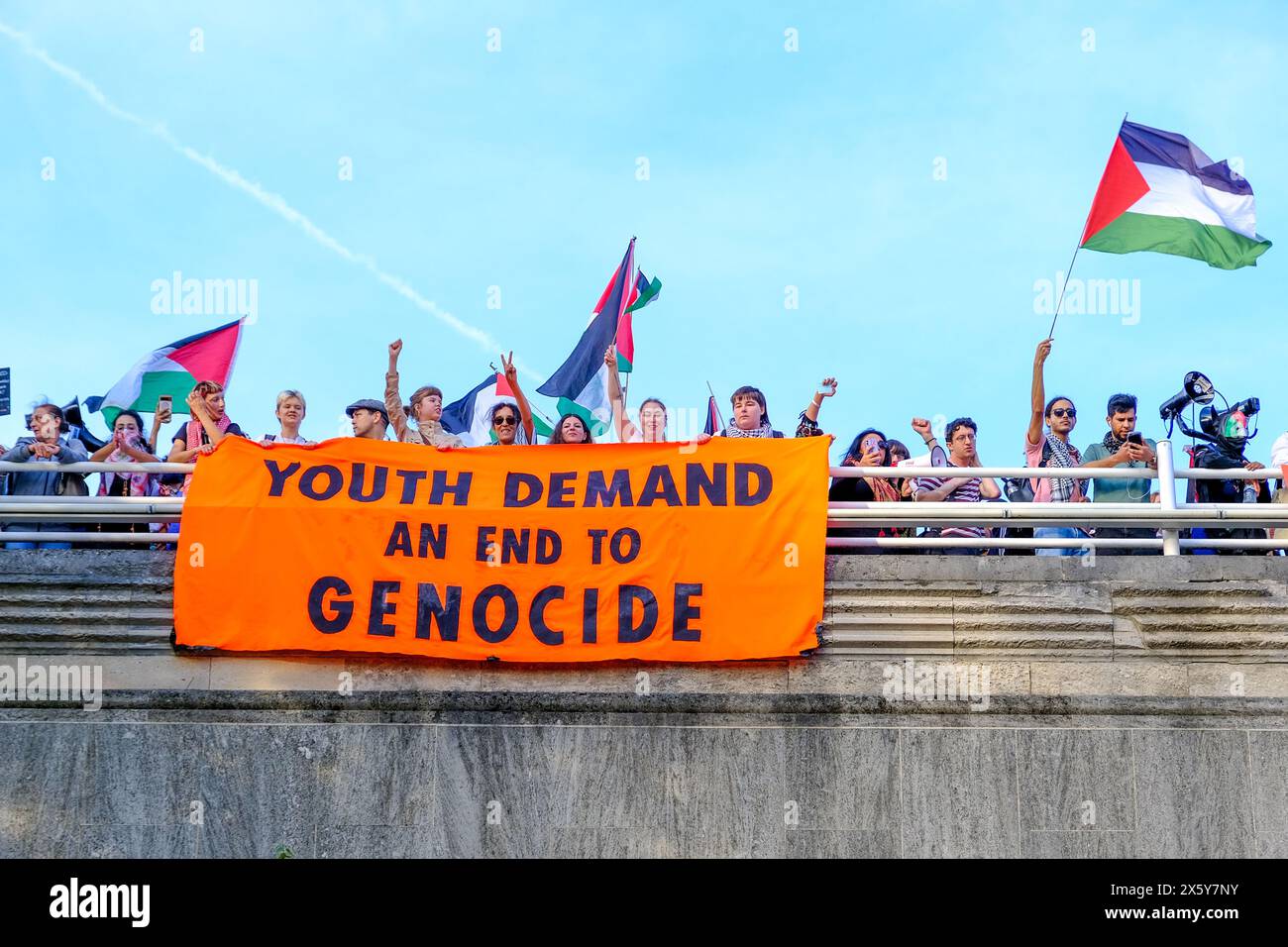 London, UK, 11. Mai 2024. Die Nachfrage nach Jugendlichen, die Gesundheitspersonal für Palästina und andere Unterstützer veranstalteten einen Notprotest in Solidarität mit den Gazastreibern und um das Bewusstsein für Bürger zu schärfen, die in Rafah gefangen sind, vor einer bevorstehenden israelischen Militäroperation. Die Gruppe marschierte mit einer Reihe von Bannern und blockierte kurzzeitig die Waterloo Bridge und löste Rauchfackeln aus. Quelle: Eleventh Photography/Alamy Live News Stockfoto