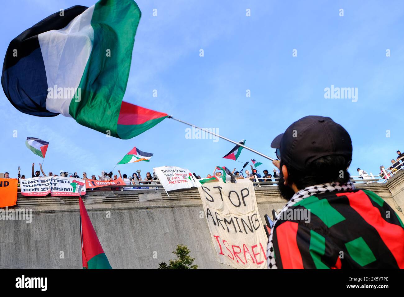 London, UK, 11. Mai 2024. Die Nachfrage nach Jugendlichen, die Gesundheitspersonal für Palästina und andere Unterstützer veranstalteten einen Notprotest in Solidarität mit den Gazastreibern und um das Bewusstsein für Bürger zu schärfen, die in Rafah gefangen sind, vor einer bevorstehenden israelischen Militäroperation. Die Gruppe marschierte mit einer Reihe von Bannern und blockierte kurzzeitig die Waterloo Bridge und löste Rauchfackeln aus. Quelle: Eleventh Photography/Alamy Live News Stockfoto