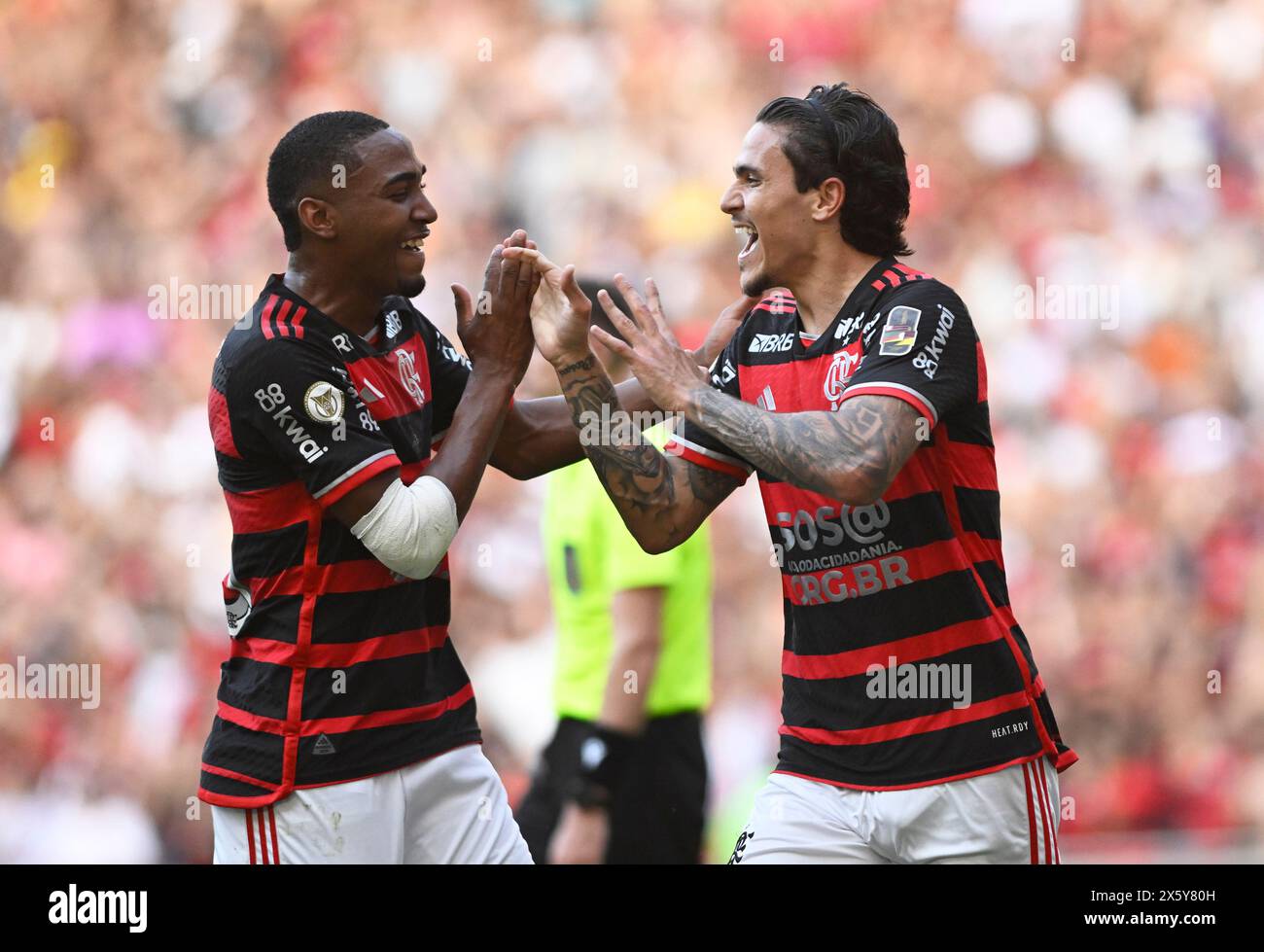 Rio de Janeiro, Brasilien 11. Mai 2024: Pedro von Flamengo feiert nach einem Tor (1:0) während des Campeonato Brasileiro Fußballspiels zwischen den beiden Stockfoto