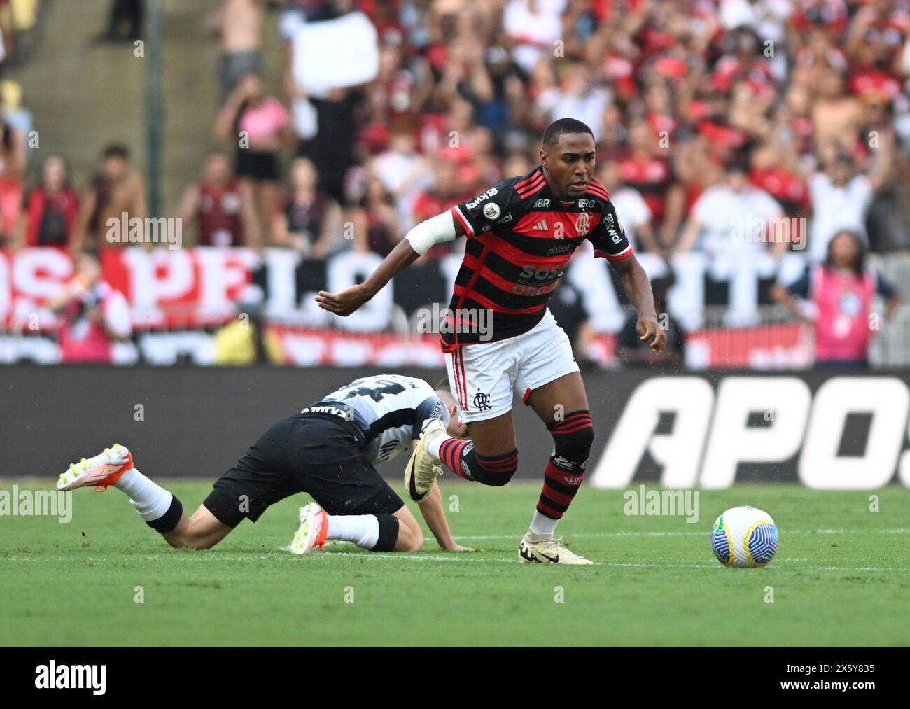 Rio de Janeiro, Brasilien 11. Mai 2024: Lorran von Flamengo in Aktion während des Campeonato Brasileiro Fußballspiels zwischen Flamengo und Corinthians in t Stockfoto