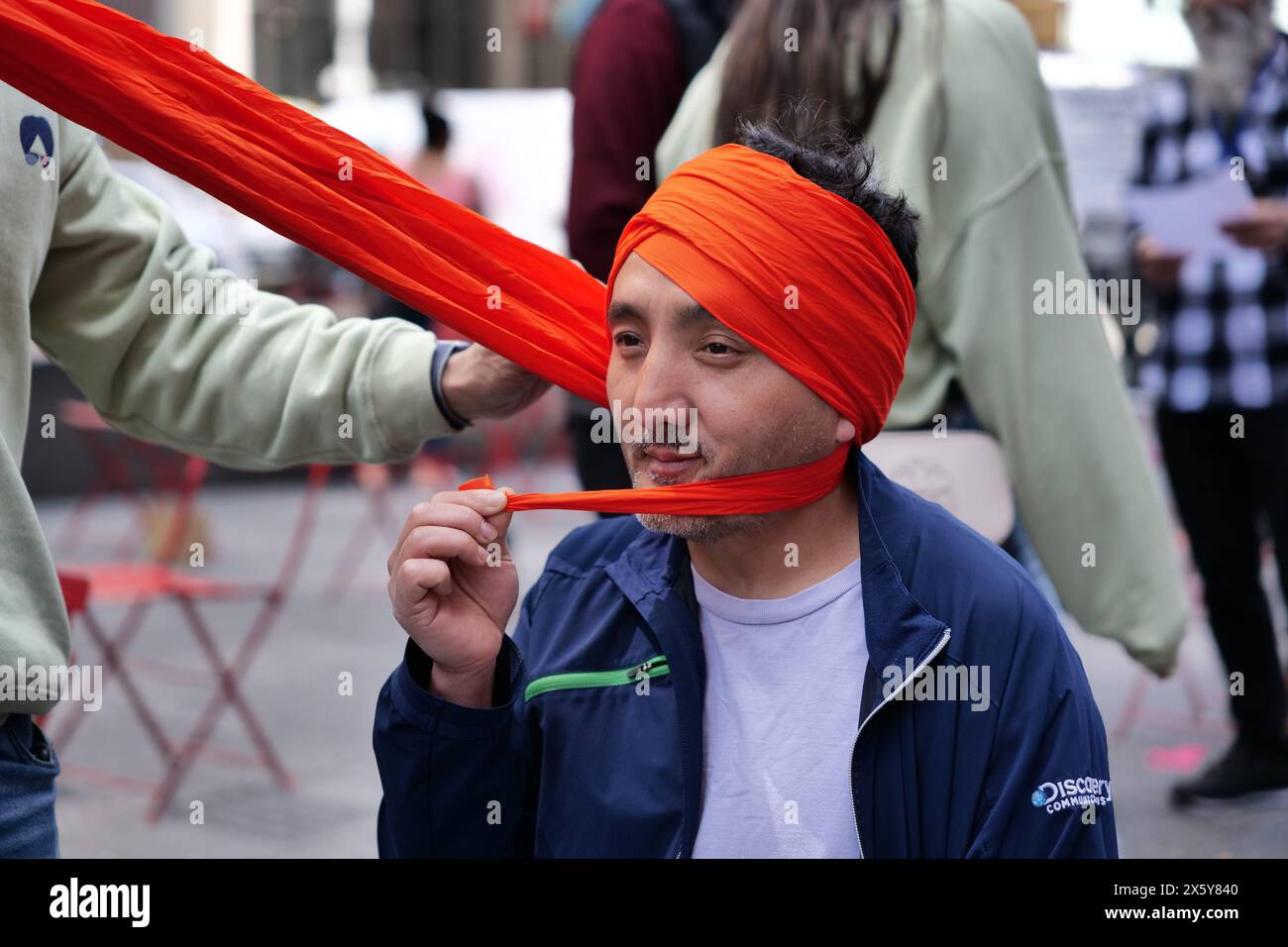 New York, New York, USA. Mai 2024. Der Turban Day am Times Square machte den Amerikanern und Besuchern das Bewusstsein für den Sikh Turban und seine Werte im Sikh Faith bekannt und korrigierte Missverständnisse über den Turban, indem sie die Werte Liebe, Glauben, Gleichheit und soziale Gerechtigkeit teilten. Während sie Turbaner für Besucher binden, erfahren sie mehr über die Kultur und das Erbe der Sikh. Die Veranstaltung bot eine Klangbühne mit Musik und Aufführungen. Quelle: ZUMA Press, Inc./Alamy Live News Stockfoto