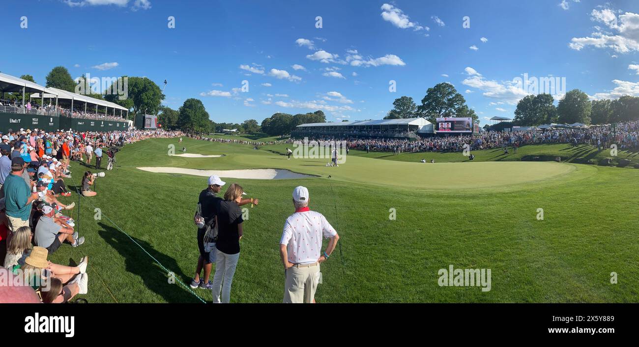 Ein Panoramablick auf das 18. Grün im Quail Hollow Club während des Golfturniers der Wells Fargo Championship 2024. Stockfoto