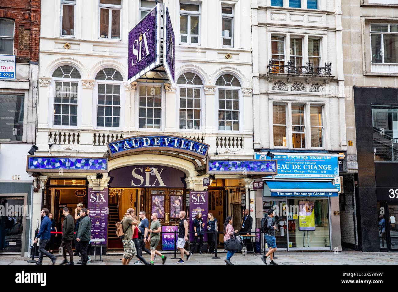 London, The Strand, Vaudeville Theatre on the Strand mit sechs Musicals, London City Centre West End, England, UK, 2023 Stockfoto