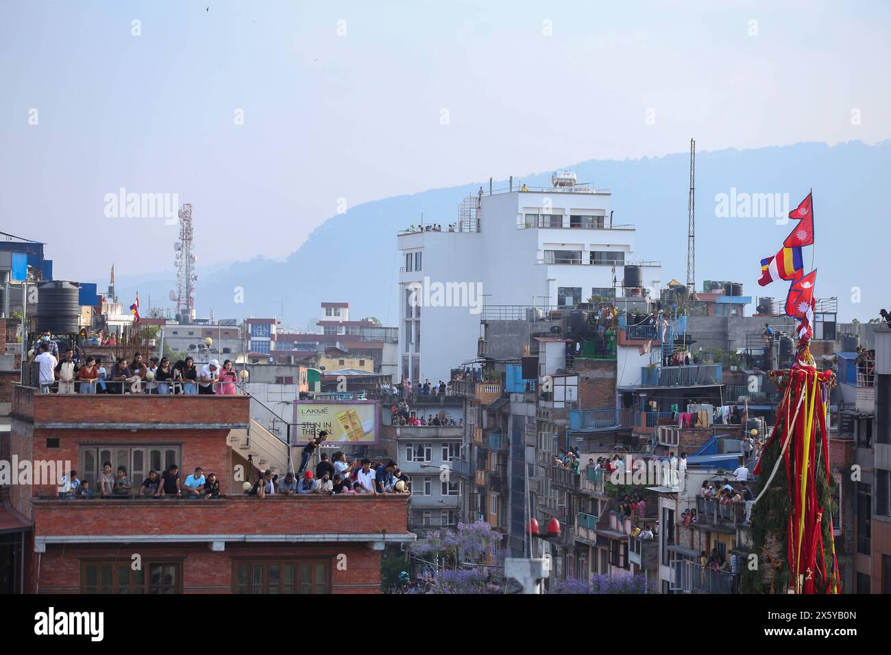 Rato Machhindranath beginnt am 11. Mai 2024 von den Dächern von Lalitpur aus. Nepals roter Gott, allgemein bekannt als Rato Machhindranath, Herr des Regens und der Ernte, stieg über einen 32 Meter hohen, über den Himmel ragenden Wagen, der wochenlang durch die Stadt fuhr. Die Streitwagenprozession von Rato Macchendranath, auch Bunga Dugh in Newari genannt, was bedeutet, dass der Gott des Regens und der Ernte der längste Jatra in Nepal ist, der monatelang andauert, abhängig von der Astronomie. Ein 32 Meter langer, schroffender Wagen Stockfoto Rato Machhindranath beginnt am 11. Mai 2024 von den Dächern von Lalitpur aus. Nepals roter Gott, allgemein bekannt als Rato Machhindranath, Herr des Regens und der Ernte, stieg über einen 32 Meter hohen, über den Himmel ragenden Wagen, der wochenlang durch die Stadt fuhr. Die Streitwagenprozession von Rato Macchendranath, auch Bunga Dugh in Newari genannt, was bedeutet, dass der Gott des Regens und der Ernte der längste Jatra in Nepal ist, der monatelang andauert, abhängig von der Astronomie. Ein 32 Meter langer, schroffender Wagen Stockfoto