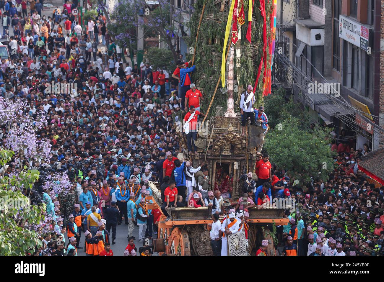 Die Ritterprozession beginnt in Nepal mit dem nepalesischen Hindu und buddhistischen Anhängern ziehen den Wagen von Lord Rato Machhindranath, der am 11. Mai 2024 in Lalitpur offiziell die längste Ritterprozession Nepals startete. Nepals roter Gott, allgemein bekannt als Rato Machhindranath, Herr des Regens und der Ernte, stieg über einen 32 Meter hohen, über den Himmel ragenden Wagen, der wochenlang durch die Stadt fuhr. Die Streitwagenprozession von Rato Macchendranath, auch Bunga Dugh in Newari genannt, was bedeutet, dass der Gott des Regens und der Ernte der längste Jatra in Nepal ist, der monatelang andauert, abhängig von der Astronomie. A 32 Stockfoto