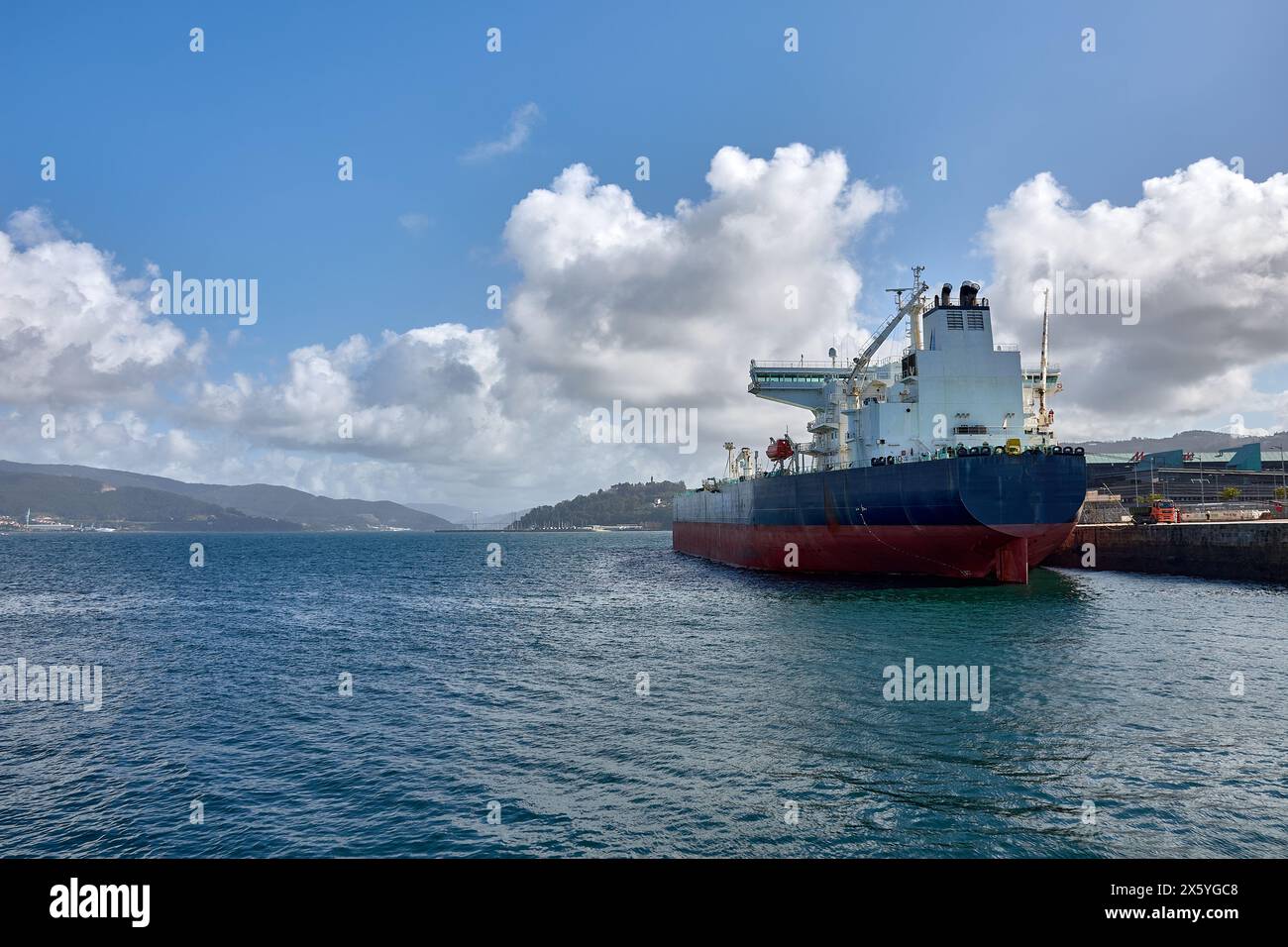 Vigo, Pontevedra, Spanien, 24. März 2023; der Öltanker Minerva Nounou dockte im Hafen von Vigo an, mit der Rande-Brücke im Hintergrund, von t aus gesehen Stockfoto