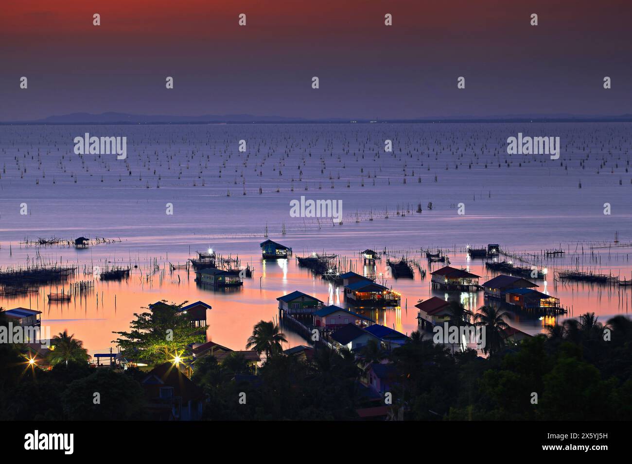 Die Schönheit des Sonnenuntergangs im Fischerdorf Ko Yo, Songkhla Lake, Provinz Songkhla, Thailand Stockfoto