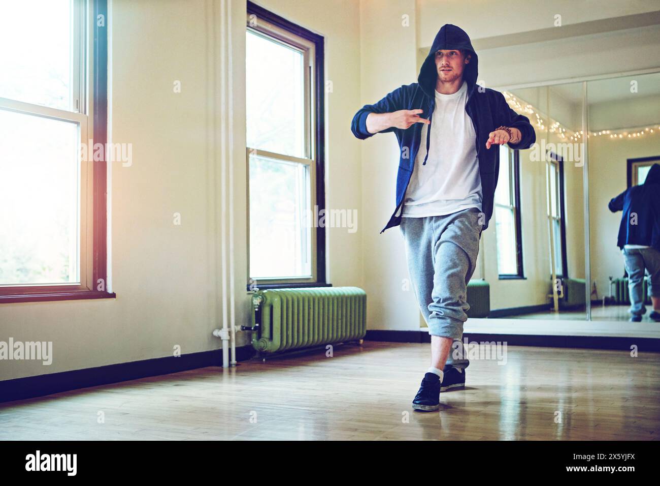 Break Dance, Hip Hop und Mann im Studio mit Praxis für Konzert, Konzert oder Auftritt an der Kunstschule. Energie, Musik und männlicher Tänzer, der zum Lied geht Stockfoto