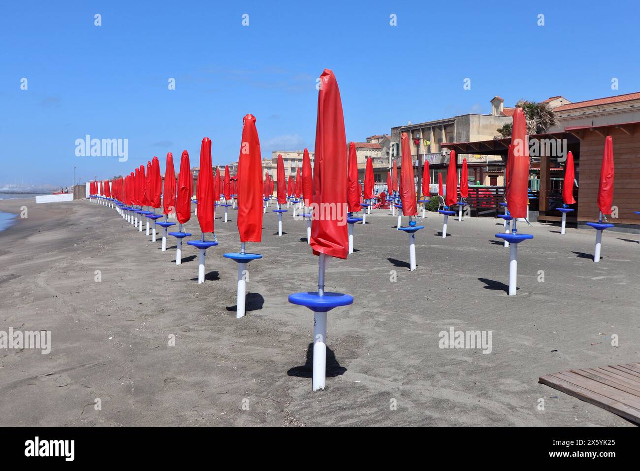 Lido di Ostia - Ombrelloni chiusi del Lido La Conchiglia Stockfoto