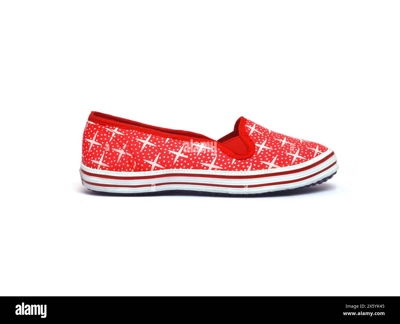 Rote und weiße Leinwandschuhe isoliert Stockfoto