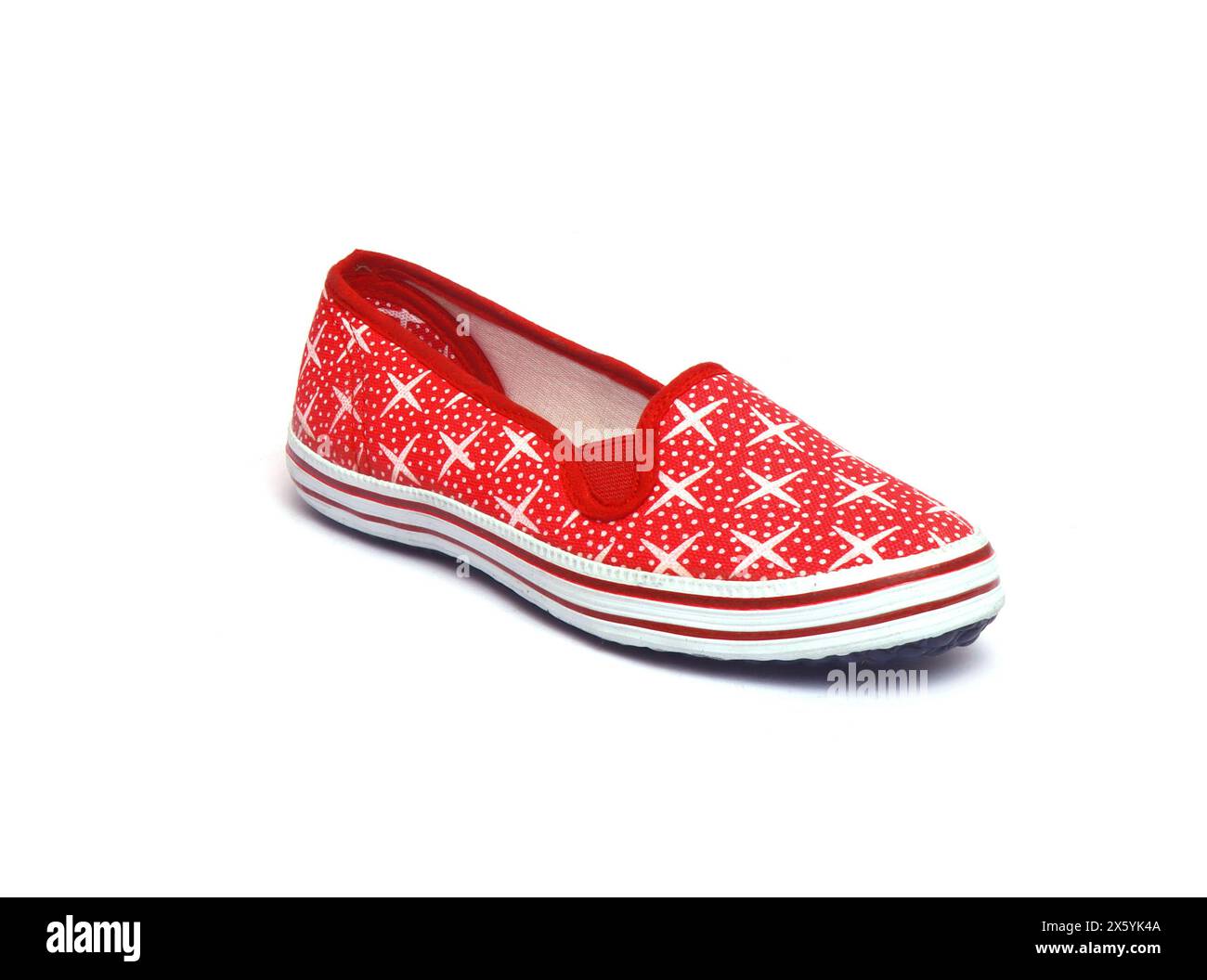 Rote und weiße Leinwandschuhe isoliert Stockfoto