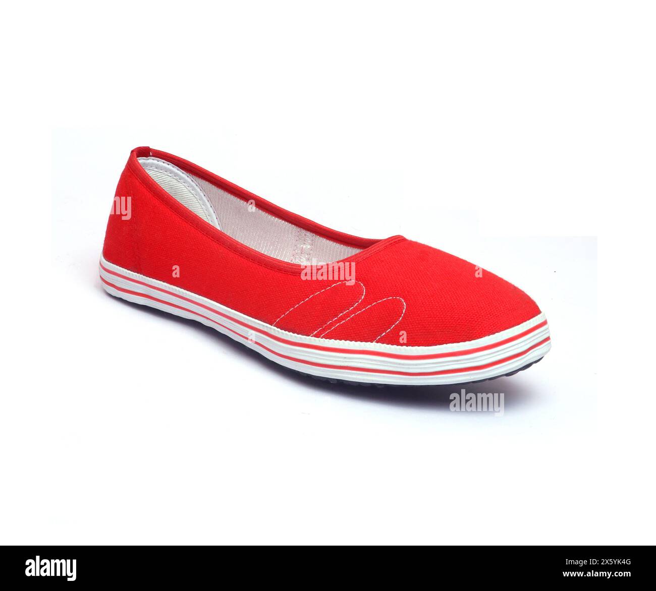 Rote und weiße Leinwandschuhe isoliert Stockfoto