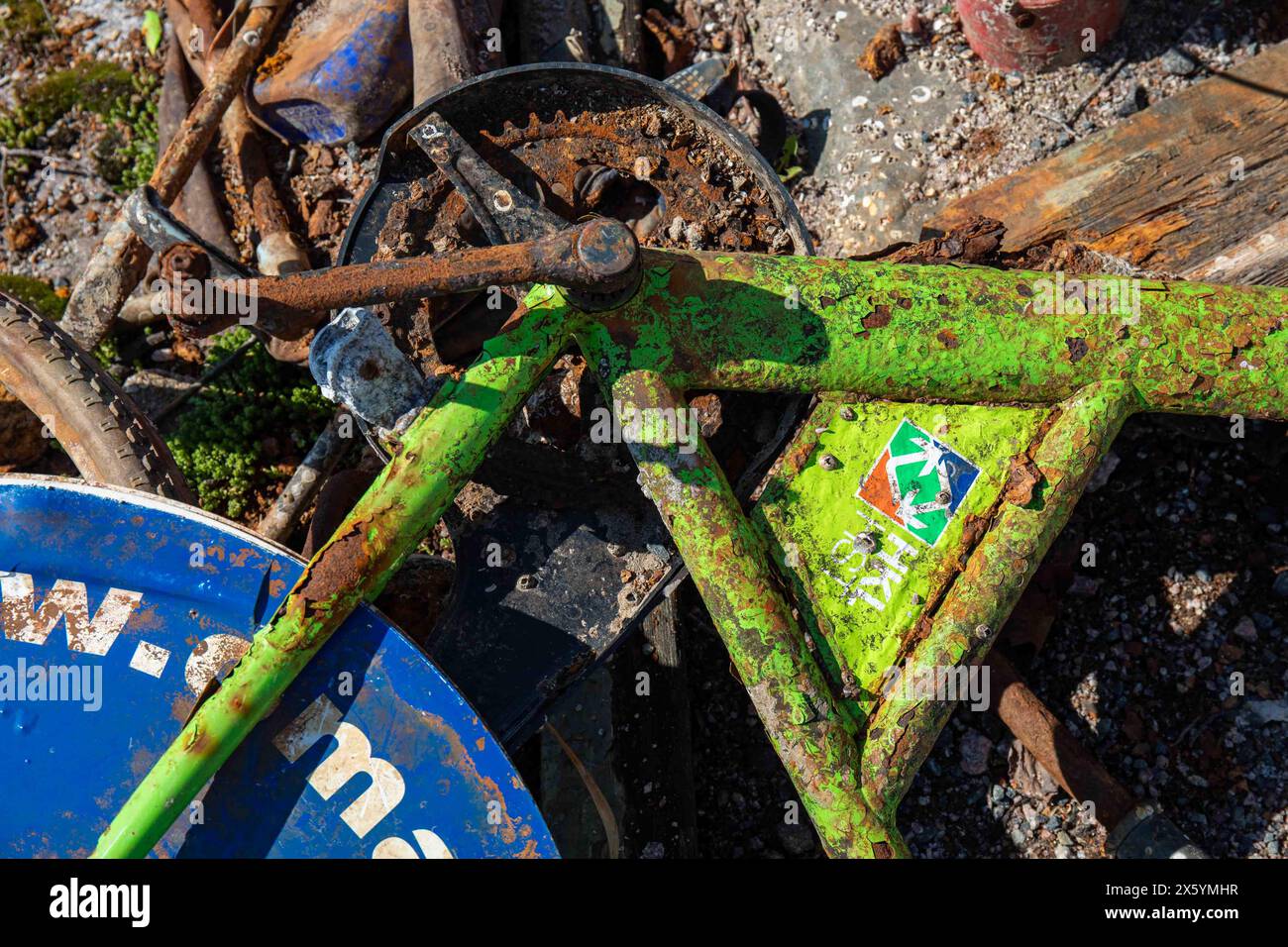 Rostige Kurbelgarnitur eines alten HKL City Bikes, das aus dem Meer im Bezirk Hakaniemi in Helsinki, Finnland, gerettet wurde Stockfoto