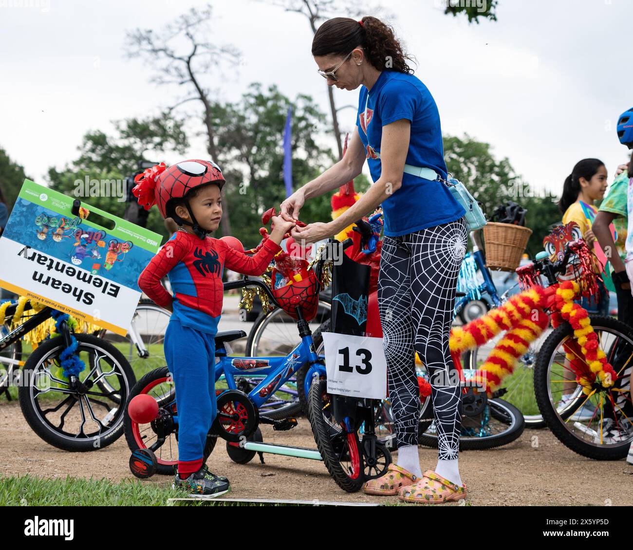 Houston, USA. Mai 2024. Ein Kind in einem Spider-man-Kostüm bereitet sich auf die 3rd Art Bike Parade & Festival in Houston, Texas, USA, am 11. Mai 2024 vor. Die jährliche Veranstaltung zog Hunderte von Menschen an, um ihre Kreativität bei der Entwicklung von Fahrrädern zu demonstrieren und verschiedene Aktivitäten zu genießen. Quelle: Chen Chen/Xinhua/Alamy Live News Stockfoto