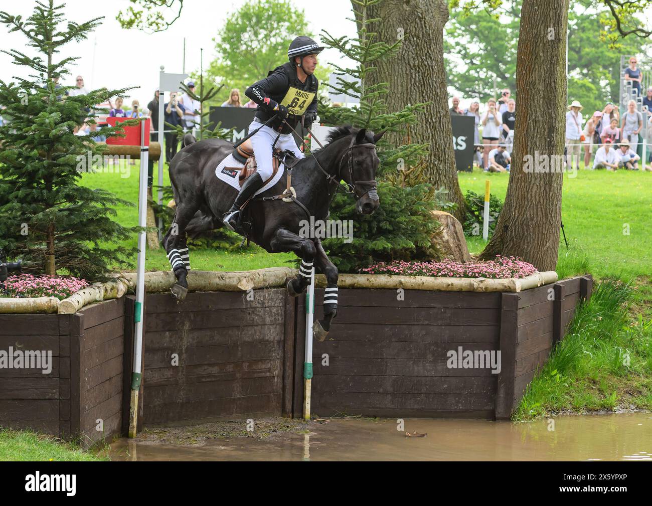 Badminton Horse Trials Cross Country - Gloucestershire, Großbritannien. Mai 2024. Tim Price nähert sich dem Wasser am 17. Platz und belegt den ersten Platz im Cross County Riding Vitali. Bildnachweis: Mark Pain/Alamy Live News Stockfoto