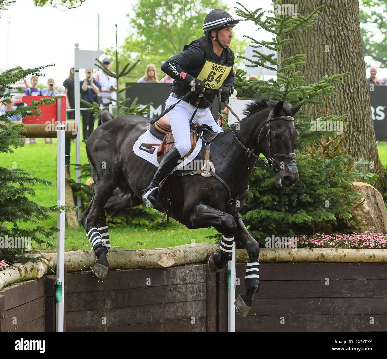 Badminton Horse Trials Cross Country - Gloucestershire, Großbritannien. Mai 2024. Tim Price nähert sich dem Wasser am 17. Platz und belegt den ersten Platz im Cross County Riding Vitali. Bildnachweis: Mark Pain/Alamy Live News Stockfoto