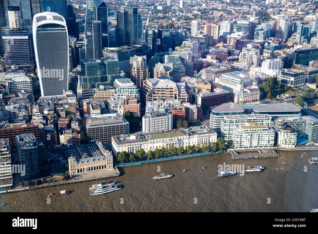 Aus der Vogelperspektive auf London und die Themse von der Spitze des London Shard Building, England, UK, 2023 Stockfoto