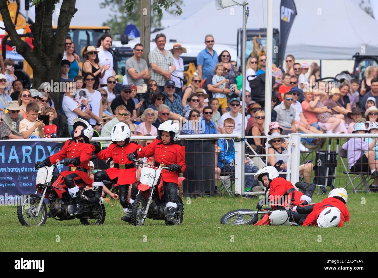 Newark, Nottinghamshire, Großbritannien. 11. Mai 2024 Mitglieder des Imps Motorradausstellungsteams machen einen Tumble, während sie 2024 bei der Show in Nottinghamshire County vortrafen Stockfoto