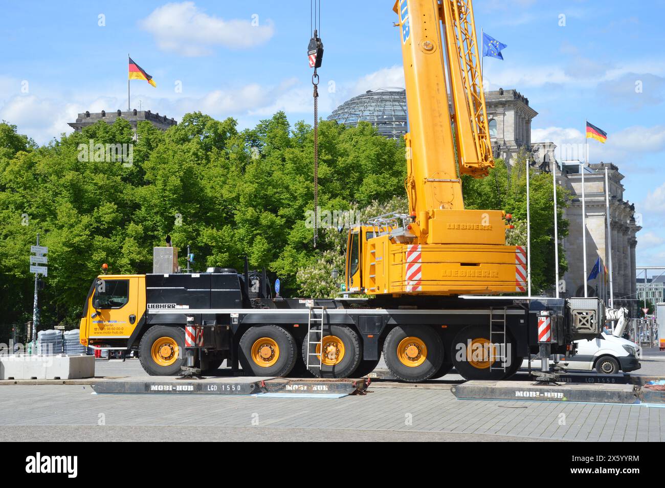 Berlin, Deutschland - 6. Mai 2024 - Beginn der Bauarbeiten für die Fanmeile der UEFA-Fußball-Europameisterschaft 2024 vor dem Brandenburger Tor. (Foto: Markku Rainer Peltonen) Stockfoto