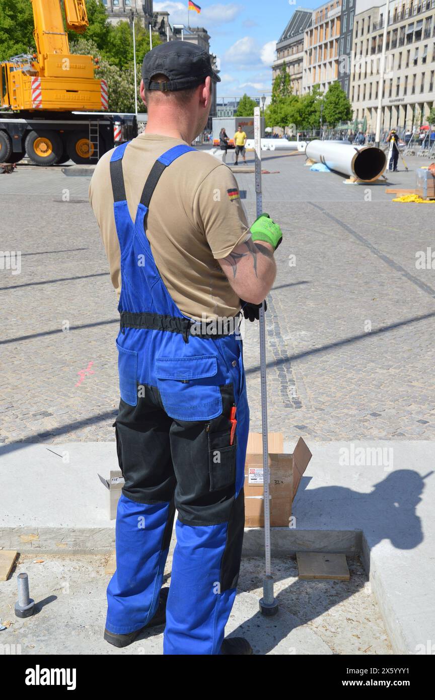 Berlin, Deutschland - 6. Mai 2024 - Beginn der Bauarbeiten für die Fanmeile der UEFA-Fußball-Europameisterschaft 2024 vor dem Brandenburger Tor. (Foto: Markku Rainer Peltonen) Stockfoto