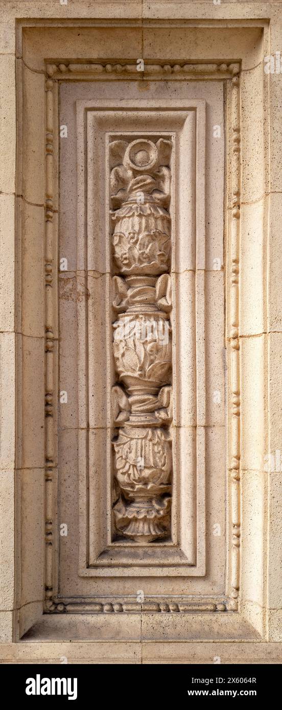 Geschnitzte Paneele im Jugendstil an der Fassade eines Gebäudes. Verzierte Ziertafel mit Blättern und Blüten. Traditionelles Design aus Kalkstein. Stockfoto