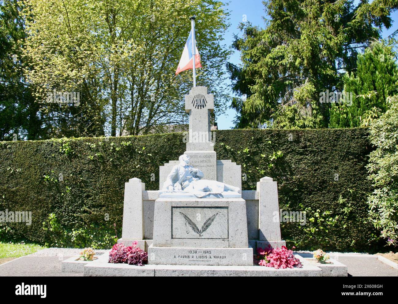 Blick auf das Kriegsdenkmal in Saint-Michel-des-Andaines in Nordwestfrankreich, Europa Stockfoto