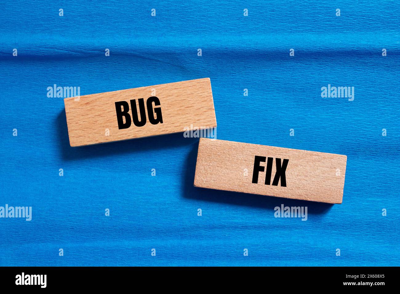 Bugfix Wörter auf Holzblöcken mit blauem Hintergrund geschrieben. Symbol für konzeptionelle Fehlerbehebungen. Kopierbereich. Stockfoto