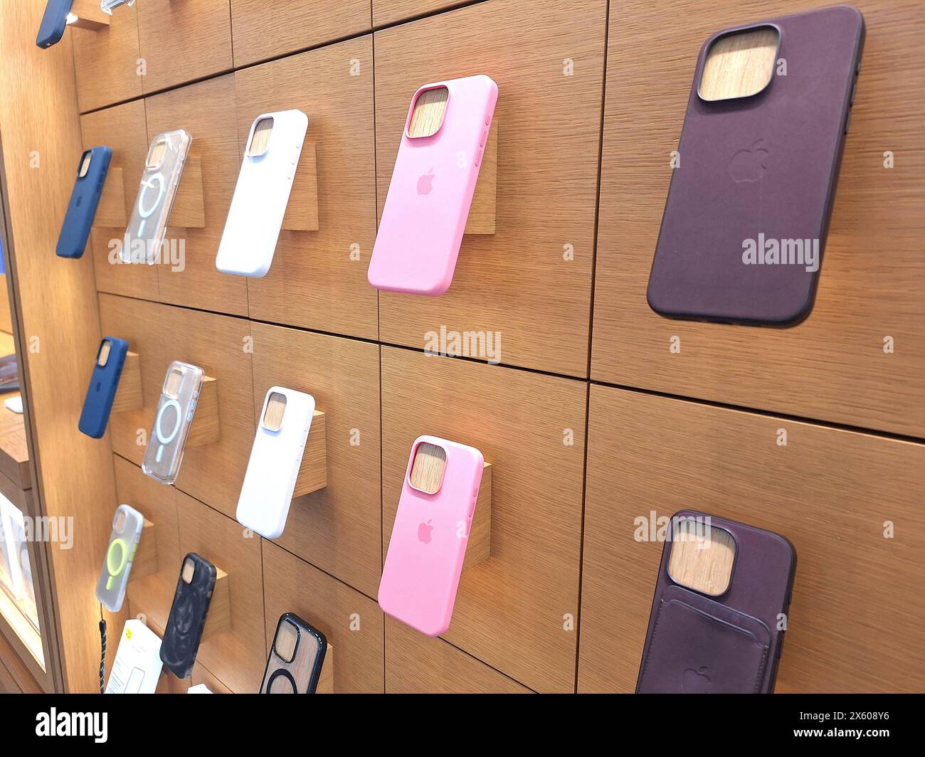 Barcelona Themenbild - Marke, Logo, Apple, iPhone, Technologieunternehmen, Hard- und Softwareentwickler, Emblem, Werbeschild Themenbild - Marke, Logo, Apple, iPhone, Technologieunternehmen, Hard- und Softwareentwickler, Emblem, Werbeschild Apple, iPhone 14 und 15, Applestore, Logo, Werbeschild, Schriftzug, Reklame, Featurebild, Symbolbild, Themenbild *** Barcelona Themenbild Marke, Logo, Apple, iPhone, Technologieunternehmen, Hardware- und Softwareentwickler, Emblem, Werbezeichen, Markenbezeichnungen, Logo, Apple, iPhone, Technologieunternehmen, Hardware- und Softwareentwickler, Emblem, Werbung u. a. Stockfoto