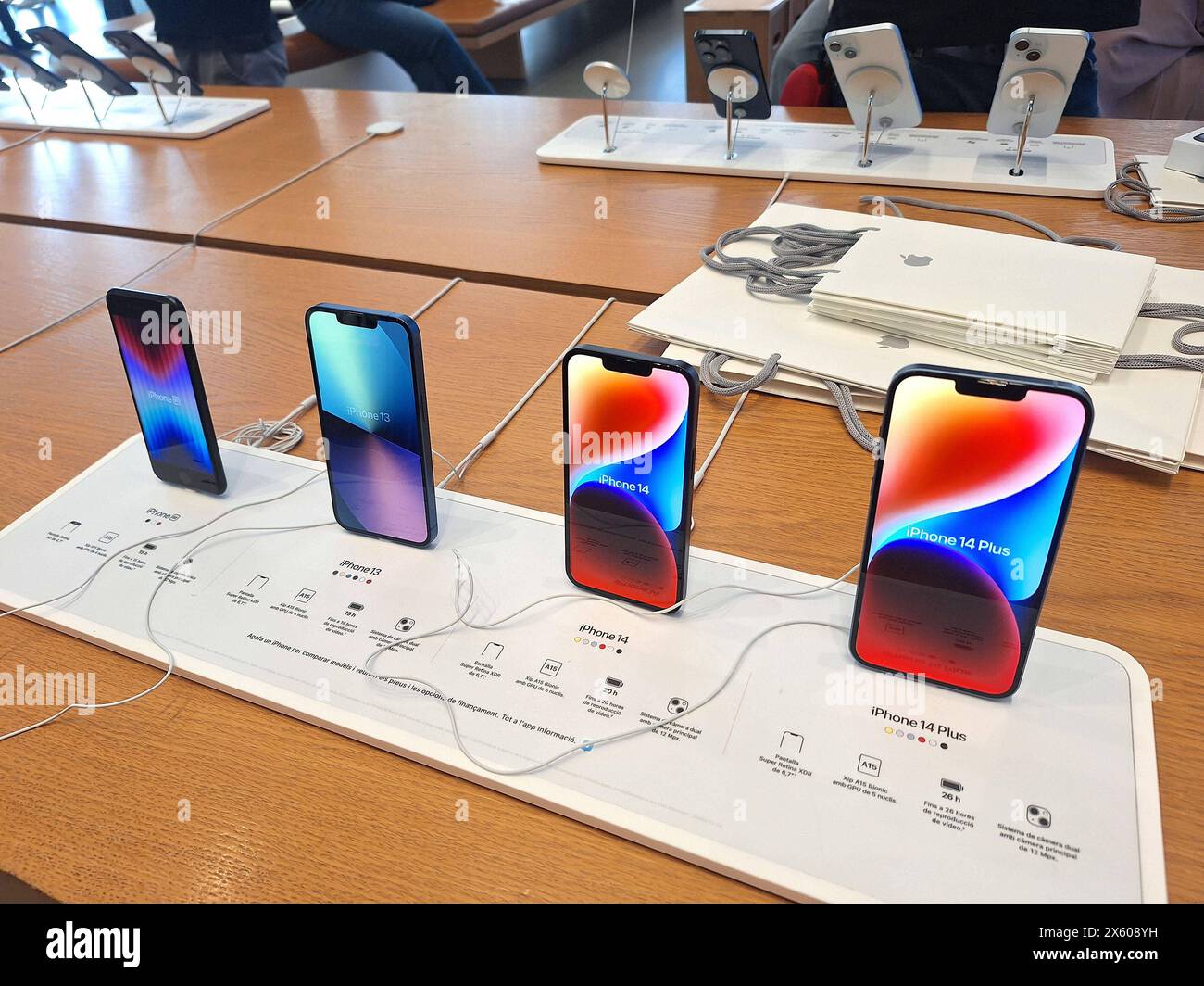 Barcelona Themenbild - Marke, Logo, Apple, iPhone, Technologieunternehmen, Hard- und Softwareentwickler, Emblem, Werbeschild Themenbild - Marke, Logo, Apple, iPhone, Technologieunternehmen, Hard- und Softwareentwickler, Emblem, Werbeschild Apple, iPhone 14 und 15, Applestore, Logo, Werbeschild, Schriftzug, Reklame, Featurebild, Symbolbild, Themenbild *** Barcelona Themenbild Marke, Logo, Apple, iPhone, Technologieunternehmen, Hardware- und Softwareentwickler, Emblem, Werbezeichen, Markenbezeichnungen, Logo, Apple, iPhone, Technologieunternehmen, Hardware- und Softwareentwickler, Emblem, Werbung u. a. Stockfoto
