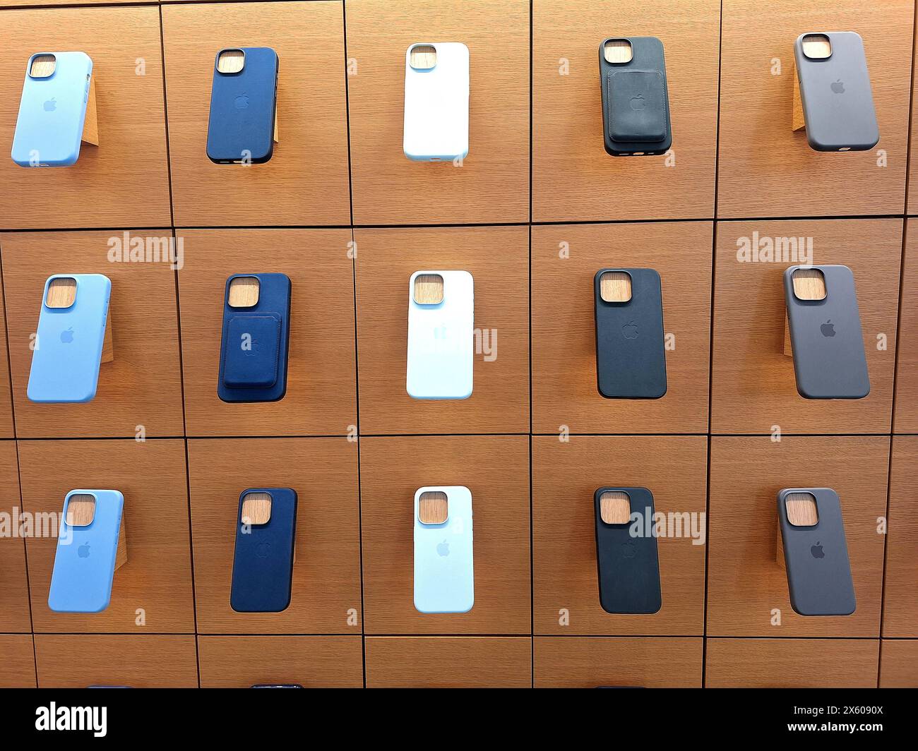 Barcelona Themenbild - Marke, Logo, Apple, iPhone, Technologieunternehmen, Hard- und Softwareentwickler, Emblem, Werbeschild Themenbild - Marke, Logo, Apple, iPhone, Technologieunternehmen, Hard- und Softwareentwickler, Emblem, Werbeschild Apple, iPhone 14 und 15, Applestore, Logo, Werbeschild, Schriftzug, Reklame, Featurebild, Symbolbild, Themenbild *** Barcelona Themenbild Marke, Logo, Apple, iPhone, Technologieunternehmen, Hardware- und Softwareentwickler, Emblem, Werbezeichen, Markenbezeichnungen, Logo, Apple, iPhone, Technologieunternehmen, Hardware- und Softwareentwickler, Emblem, Werbung u. a. Stockfoto