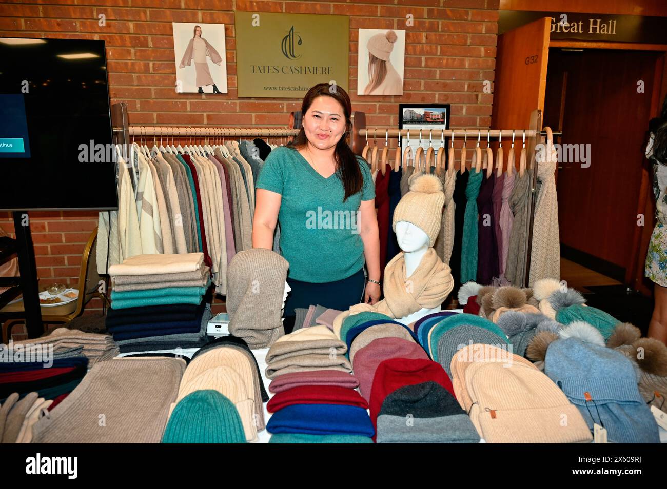 Kensington Town Hall, LONDON, ENGLAND, Großbritannien - 11. MAI 2024: Der Tates Cashmere-Stand der Young Diplomats in London (YDL) veranstaltet eine Wohltätigkeitsveranstaltung namens „Weaving International Fashion – National Dress Catwalk“. Sie repräsentieren mehr als 17 Botschaften in der, die jeweils ihr einzigartiges kulturelles Erbe widerspiegeln. Die Young Diplomats in London Fashion Show hat es richtig gemacht. In dieser Zeit der Einwanderung ist jede Kultur stolz auf die Tradition, die ihre eigenen Männer und Frauen vertreten. Die Leute sollten sich zweimal überlegen, bevor sie sich entscheiden, auszuwandern. Als Einwanderer haben wir unseren Status und unsere Geburtsrechte aufgegeben, aber sie haben es beibehalten Stockfoto