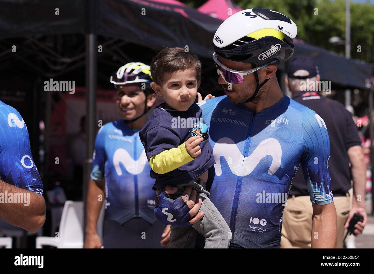 Torres Barcelo Albert mit seinem Sohn (Team Movistar) während der 9. Etappe des Giro d'Italia von Avezzano nach Neapel, 12. Mai 2024 Italien. (Foto: Massimo Paolone/LaPresse) Stockfoto