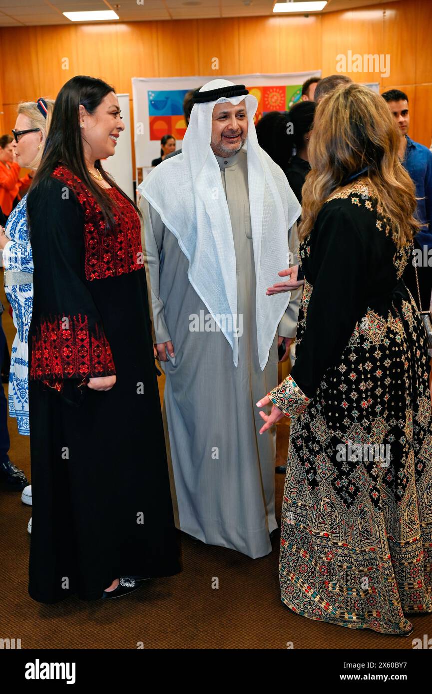 Kensington Town Hall, LONDON, ENGLAND, Großbritannien - 11. MAI 2024: S.E. Bader Mohammad Alawadi, Botschafter des Staates Kuwait, nimmt an der Young Diplomats in London (YDL) Teil, die eine Wohltätigkeitsveranstaltung mit dem Titel „Weaving International Fashion - National Dress Catwalk“ veranstaltet. Sie repräsentieren mehr als 17 Botschaften in der, die jeweils ihr einzigartiges kulturelles Erbe widerspiegeln. Die Young Diplomats in London Fashion Show hat es richtig gemacht. In dieser Zeit der Einwanderung ist jede Kultur stolz auf die Tradition, die ihre eigenen Männer und Frauen vertreten. Die Leute sollten sich zweimal überlegen, bevor sie sich entscheiden, auszuwandern. Als Einwanderer haben wir unsere aufgegeben Stockfoto