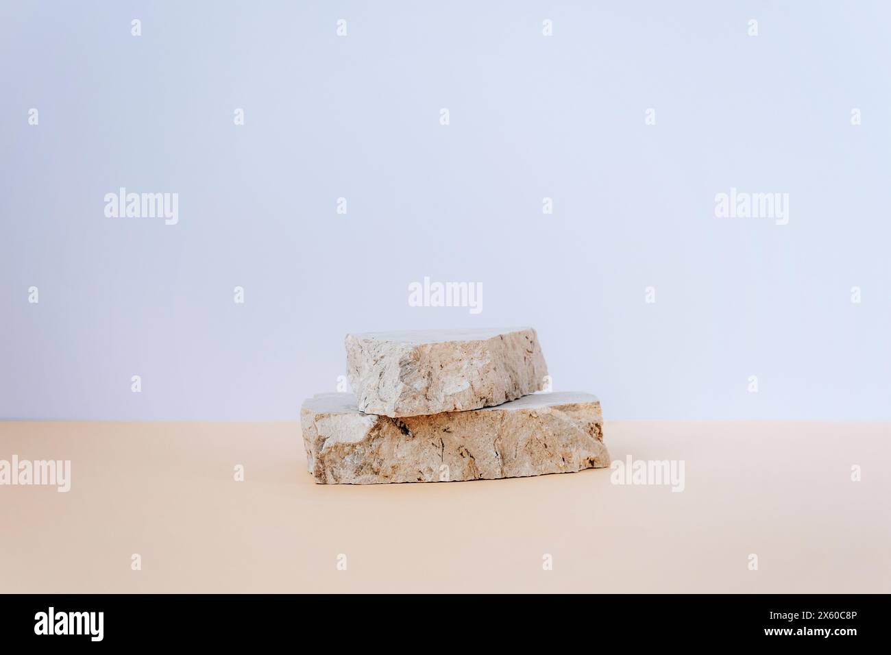 Steinpodium für Kosmetik oder Parfüm. Modell. Stockfoto