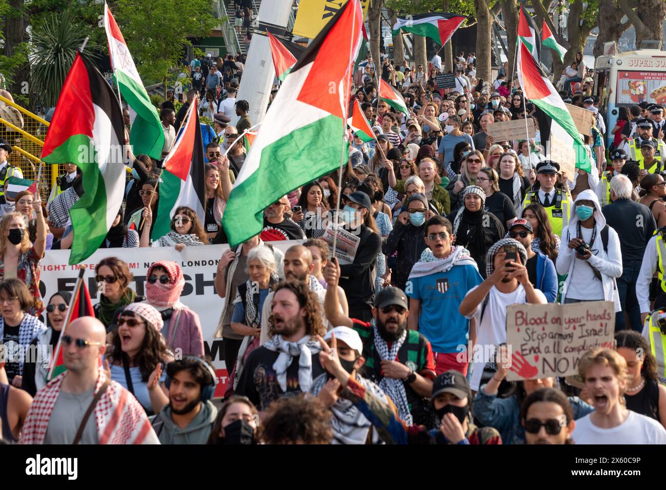 London, Großbritannien. 11. Mai 2024. Pro-palästinensische Demonstranten von Jugendnachfrage und Gesundheitspersonal für Palästina marschierten von Jubilee Gardens aus, um die Waterloo Bridge zu blockieren. Anrede: Andrea Domeniconi/Alamy Live News Stockfoto