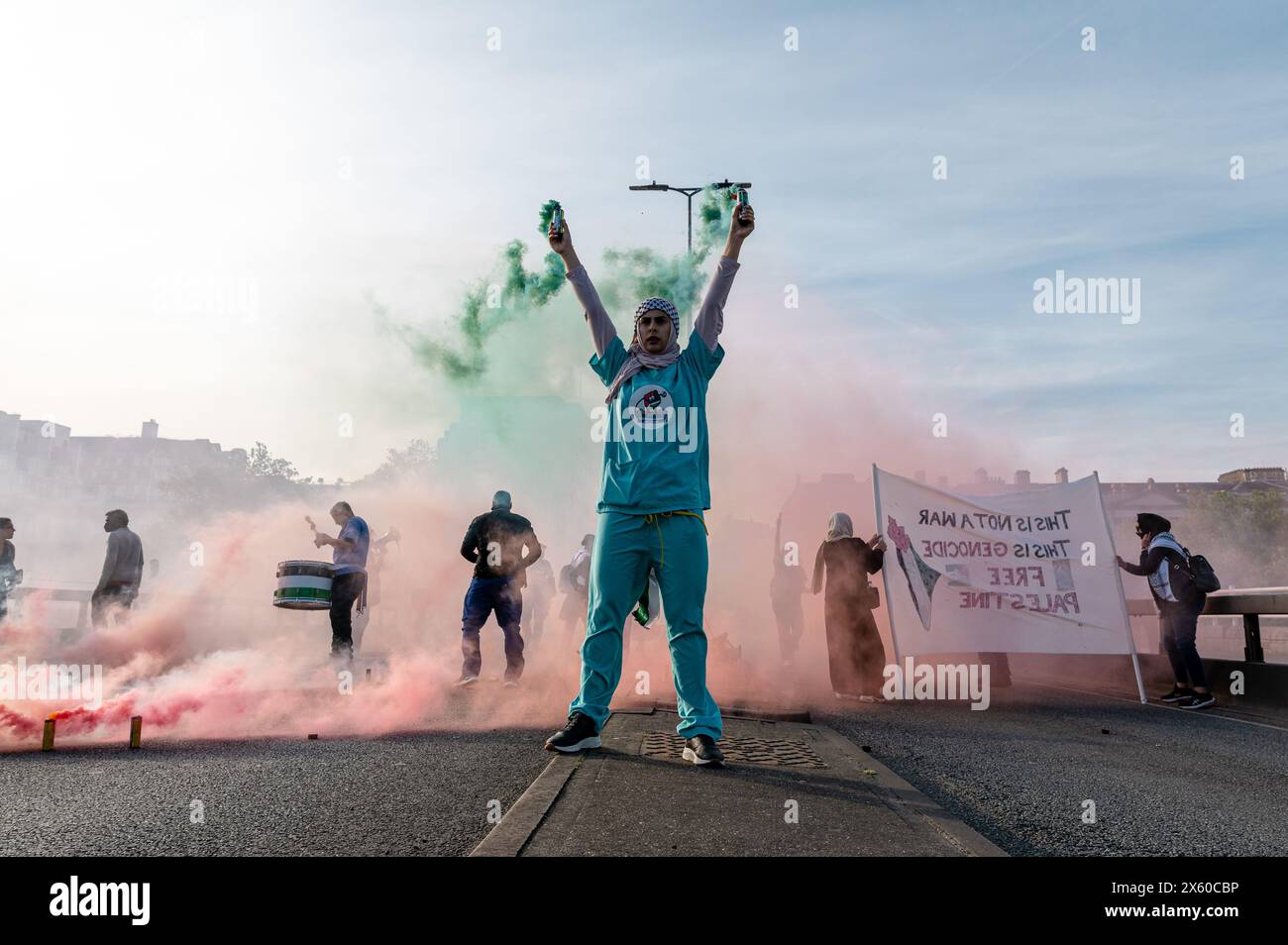 London, Großbritannien. 11. Mai 2024. Pro-palästinensische Demonstranten von Jugendnachfrage und Gesundheitspersonal für Palästina marschierten von Jubilee Gardens aus, um die Waterloo Bridge zu blockieren. Anrede: Andrea Domeniconi/Alamy Live News Stockfoto