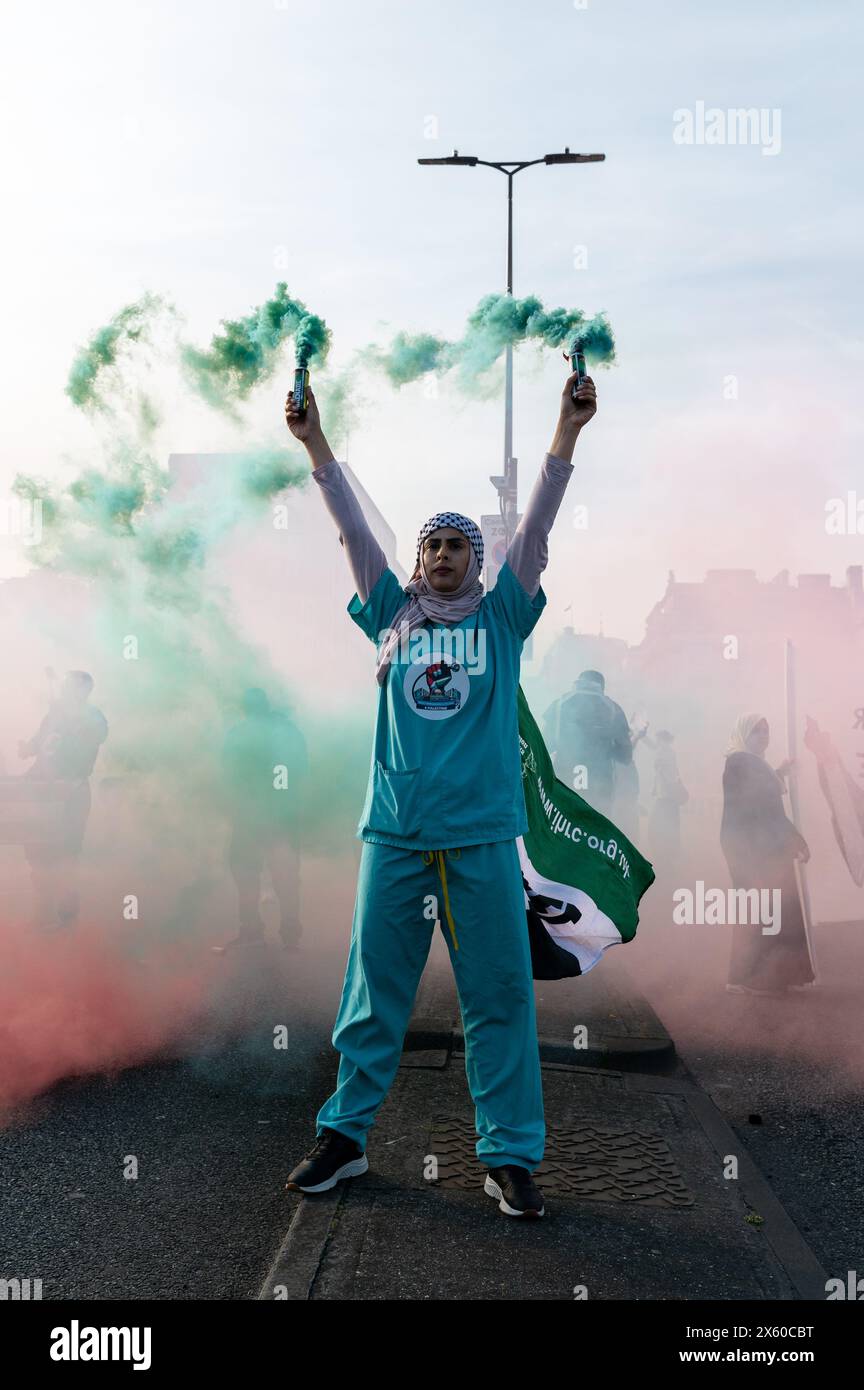 London, Großbritannien. 11. Mai 2024. Pro-palästinensische Demonstranten von Jugendnachfrage und Gesundheitspersonal für Palästina marschierten von Jubilee Gardens aus, um die Waterloo Bridge zu blockieren. Anrede: Andrea Domeniconi/Alamy Live News Stockfoto