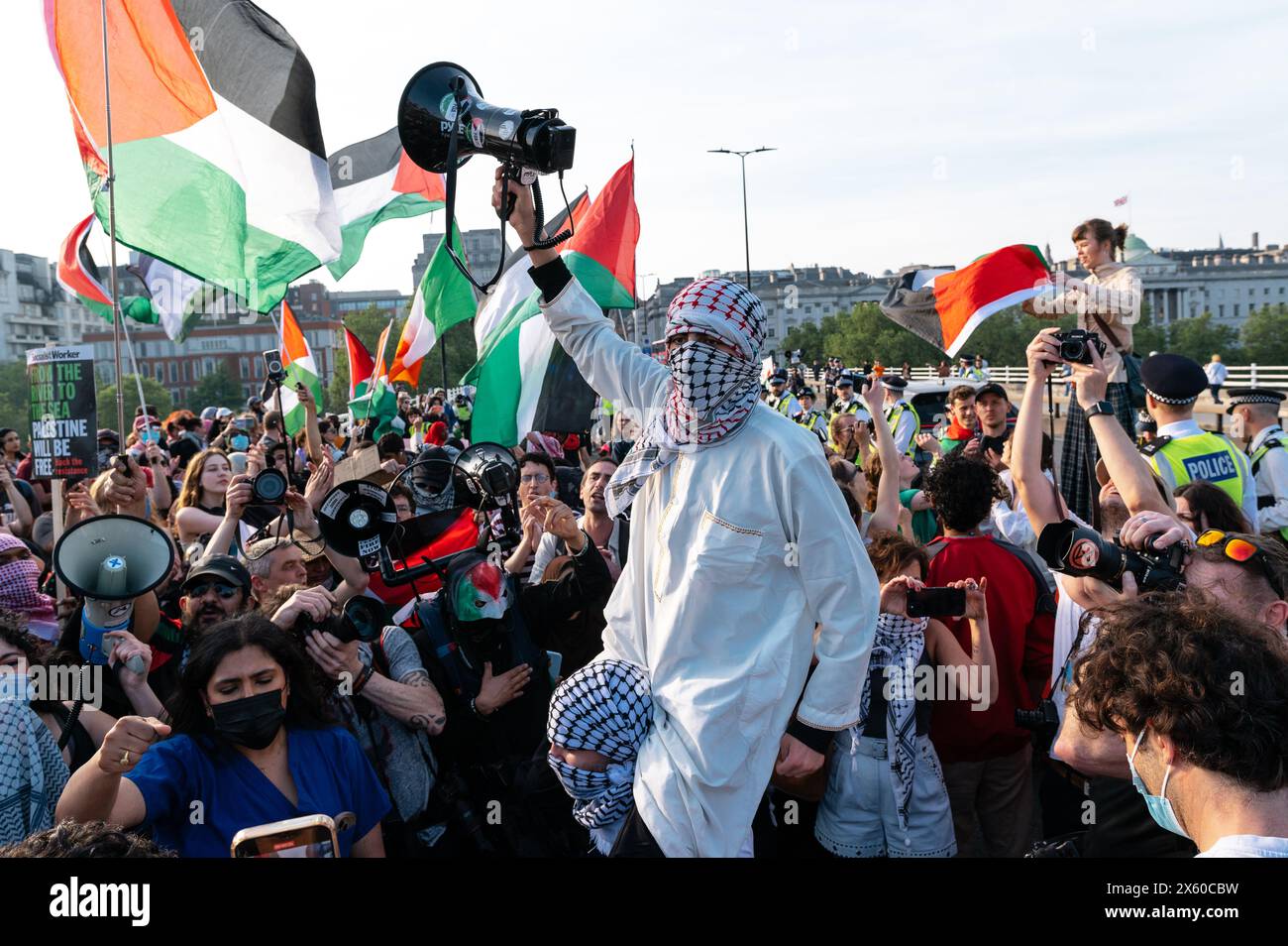 London, Großbritannien. 11. Mai 2024. Pro-palästinensische Demonstranten von Jugendnachfrage und Gesundheitspersonal für Palästina marschierten von Jubilee Gardens aus, um die Waterloo Bridge zu blockieren. Anrede: Andrea Domeniconi/Alamy Live News Stockfoto