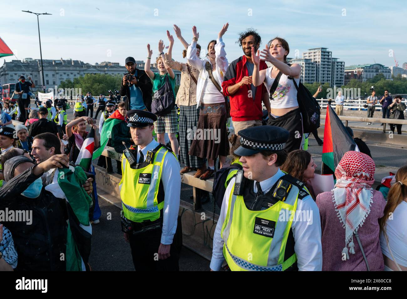 London, Großbritannien. 11. Mai 2024. Pro-palästinensische Demonstranten von Jugendnachfrage und Gesundheitspersonal für Palästina marschierten von Jubilee Gardens aus, um die Waterloo Bridge zu blockieren. Anrede: Andrea Domeniconi/Alamy Live News Stockfoto