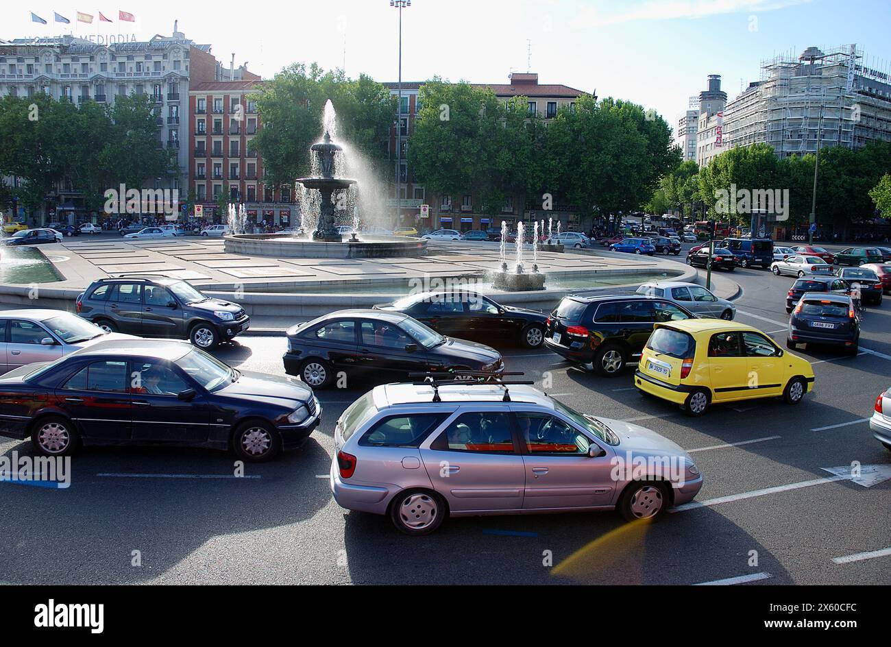 Verkehr und Brunnen. Glorieta Emperador Carlos V, Madrid, Spanien. Stockfoto