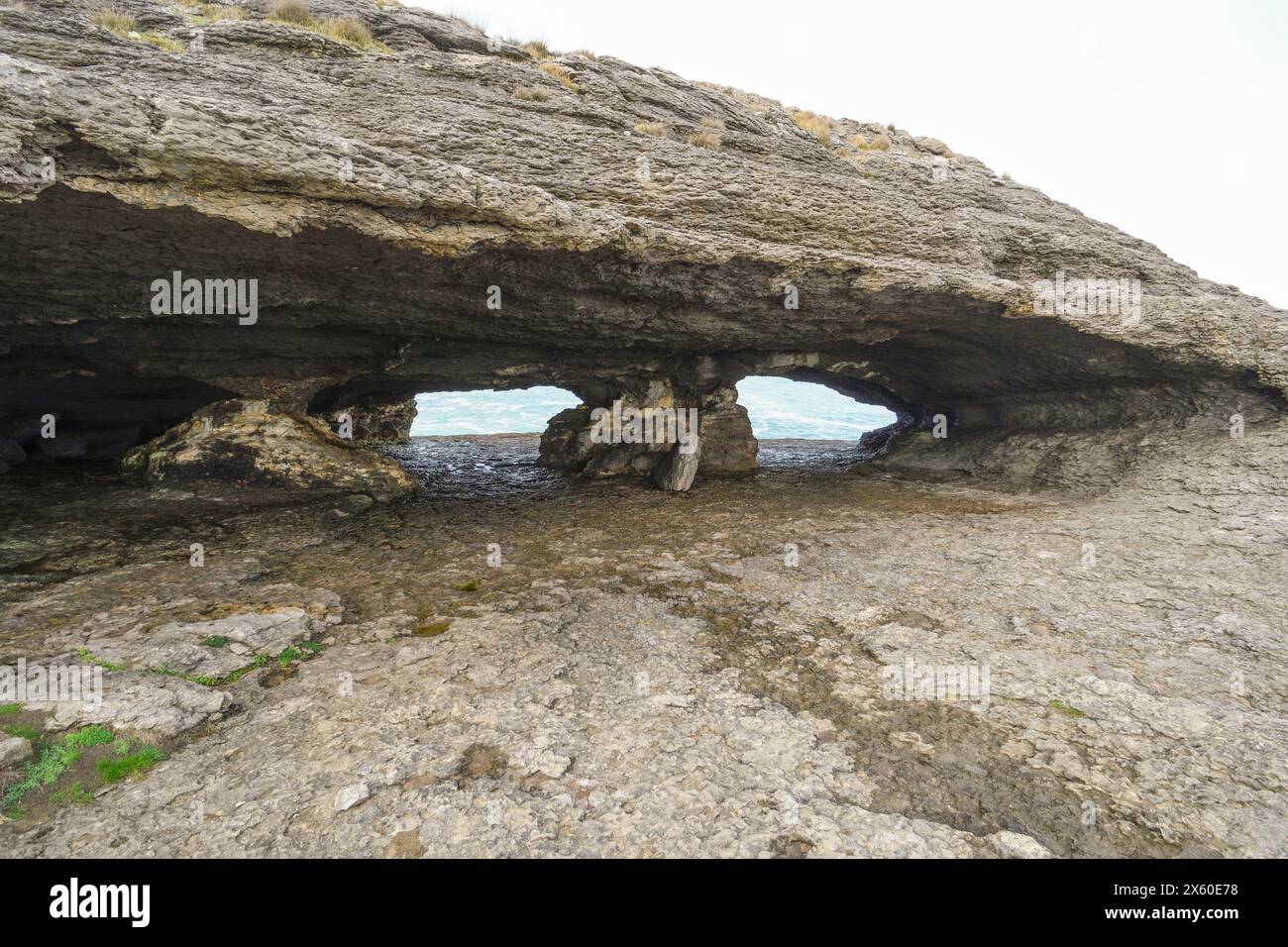 Panoramablick auf die Cueva de la Ojerada in Ajo Stockfoto