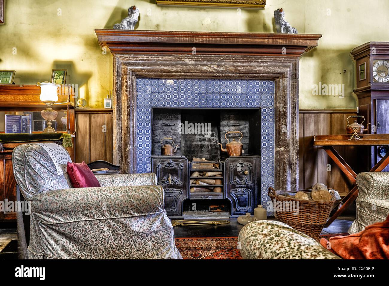 Tredegar House, Coedkernew, Newport, Monmouthshire, Südwales, Wales. Großbritannien - Innenansicht des Zimmermädchen-Zimmers Stockfoto