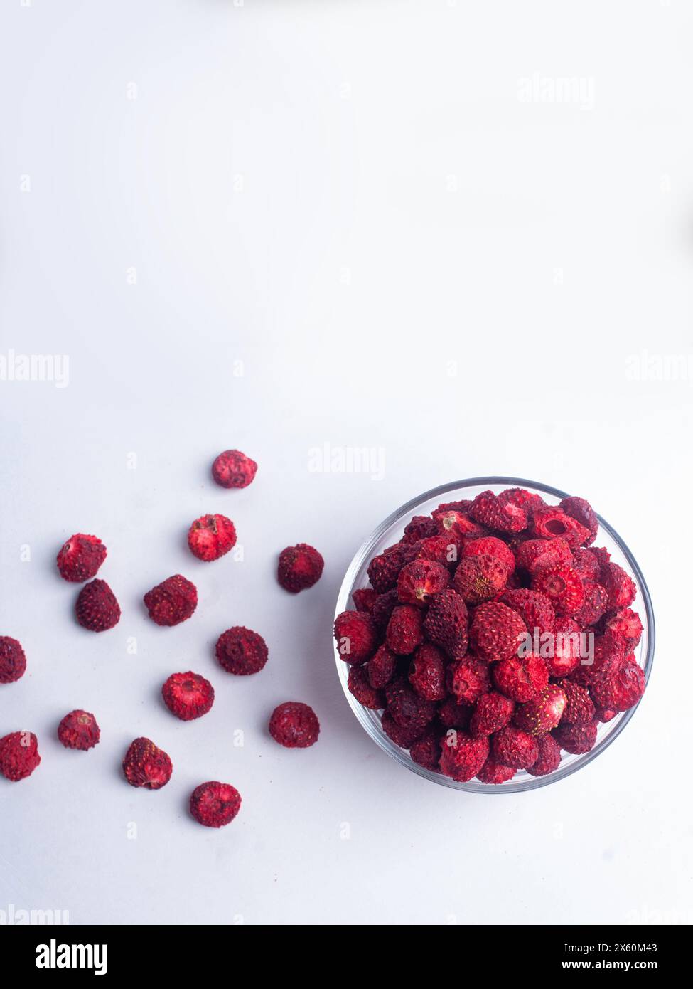 Getrocknete getrocknete wilde Erdbeere auf weißem Hintergrund Kopierraum gesundes Snack-Zutat-Kochkonzept Stockfoto