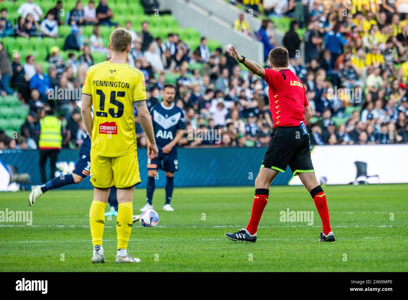 Melbourne, Australien. 12. Mai 2024. Melbourne Victory gegen Melbourne City - 2024 Isuzu UTE A-League Männer Finals Series - Halbfinale 1 - AAMI Park. Match Offizieller Adam Kersey ist der Beginn des A-League Männer Halbfinales 1 2024 zwischen Melbourne Victory FC und Wellington Phoenix FC. Foto: James Forrester/Alamy Live News Stockfoto