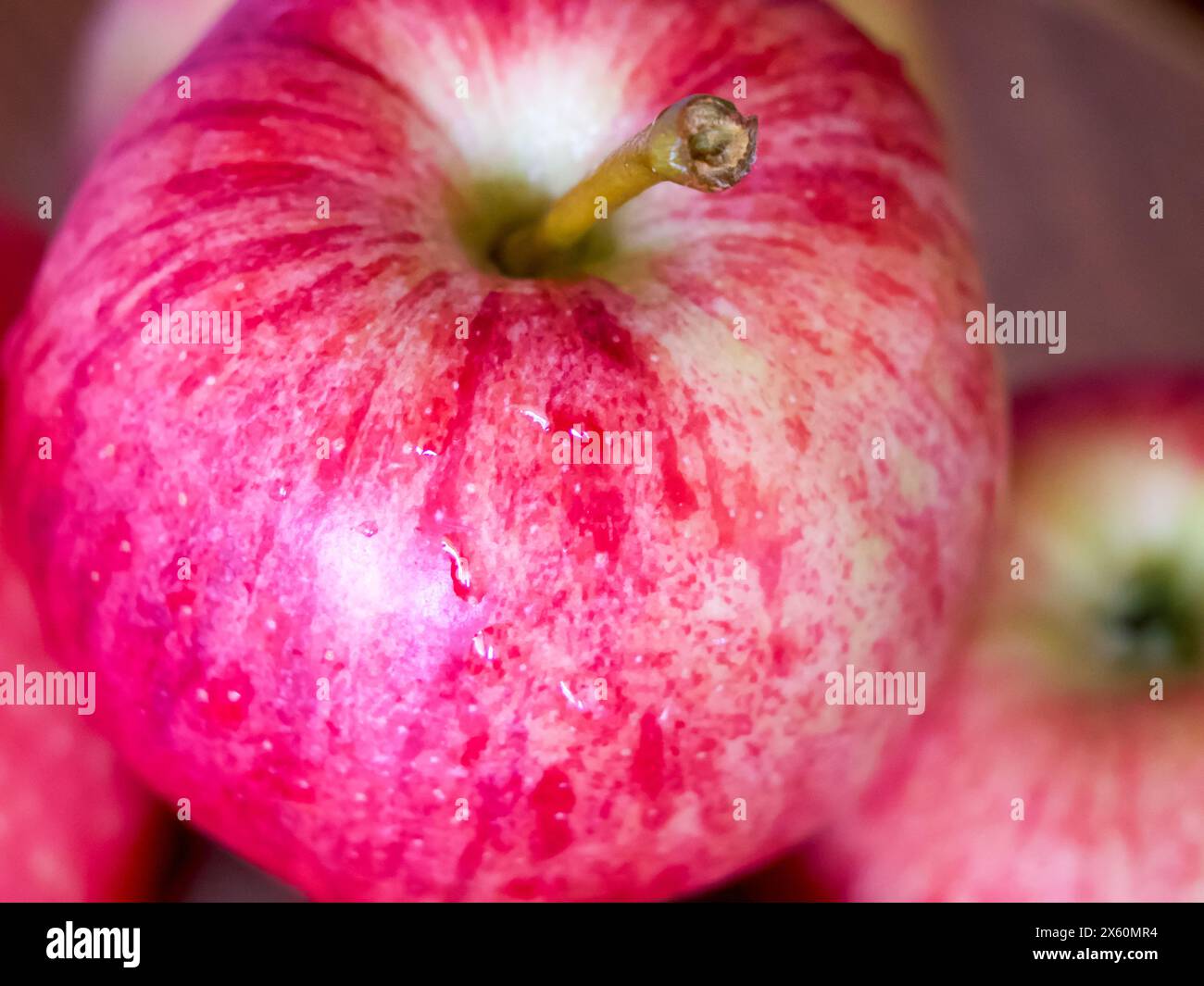 Nahaufnahme Mit Taufe Des Apple. Eine Nahaufnahme eines roten Apfels mit Tau, perfekt für Bio-Lebensmittel und Wellness-Aktionen. Stockfoto