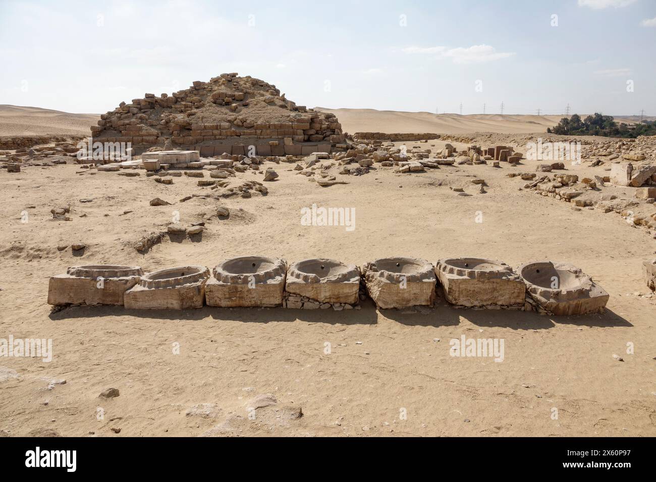 Becken am Boden am Sonnentempel von Niuserre in Abu Ghurob, nahe Abu Sir, Kairo, Ägypten Stockfoto