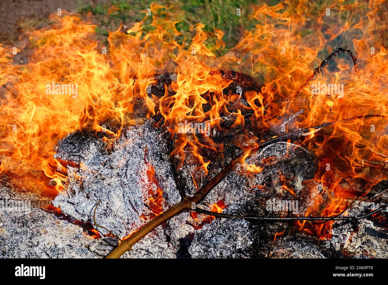 Der Brand scheint eine kontrollierte Verbrennung der angesammelten Schmutzpartikel zu sein. Stockfoto